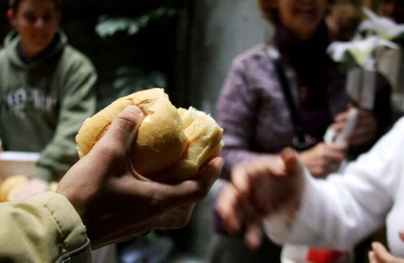 Las personas con menos recursos económicos tienen más riesgo de adoptar estilos de vida y dietéticos no saludables