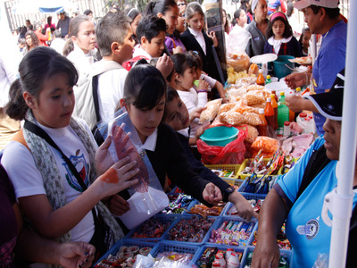 Prohibición de comida chatarra en escuelas.