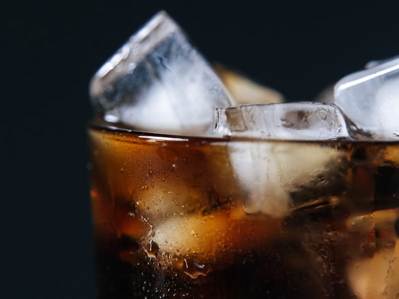 Asociación entre el consumo de bebidas azucaradas y cáncer oral en mujeres