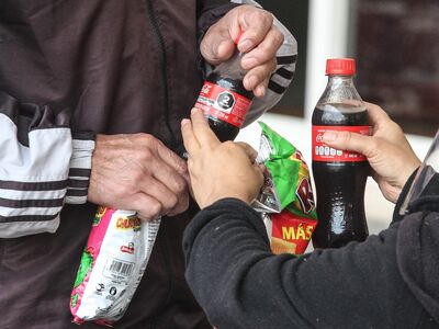 Coca-Cola deja de vender en escuelas mexicanas como parte de estrategia nacional contra la obesidad infantil